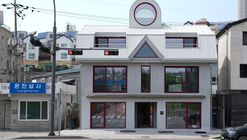 Old House Renovation into Paint Company HQ / pH7 Architects