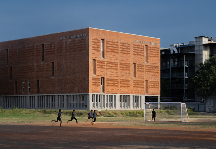 Escola Anjuman / KSM Architecture - Fotografia de Exterior