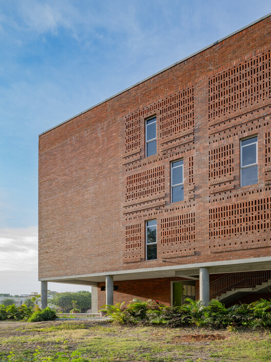 Escola Anjuman / KSM Architecture - Fotografia de Exterior