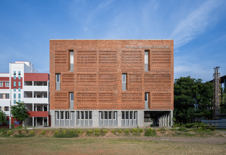 Escola Anjuman / KSM Architecture - Fotografia de Exterior, Tijolo