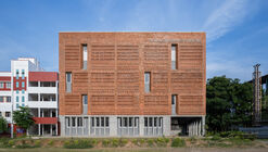 Escola Anjuman / KSM Architecture