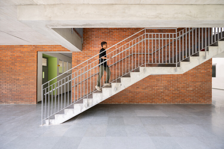 Escola Anjuman / KSM Architecture - Fotografia de Interiores, Escada, Corrimão, Tijolo