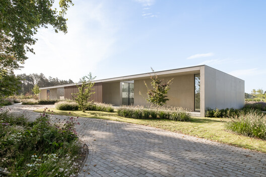 Concrete Villa / Cocoon Architecten