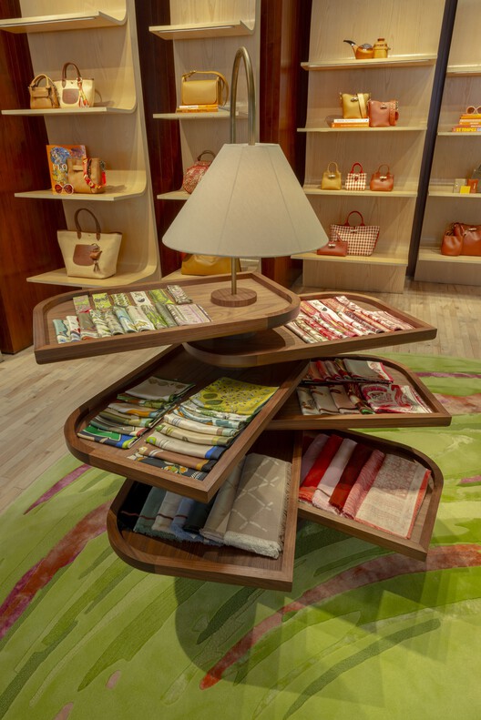 珑骧精品店 / Heatherwick Studio 珑骧精品店 / Heatherwick Studio - 室内图, 木头