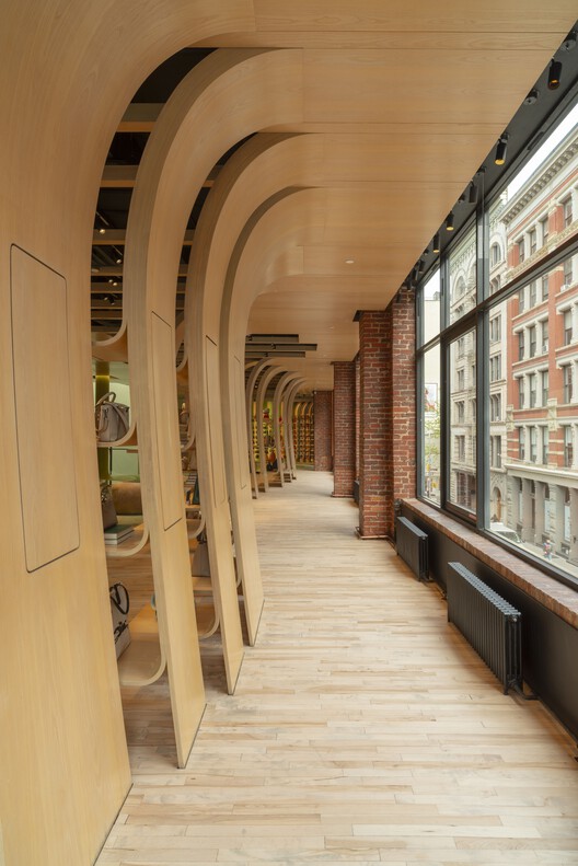 珑骧精品店 / Heatherwick Studio - 室内图, 木头, 柱, 拱廊