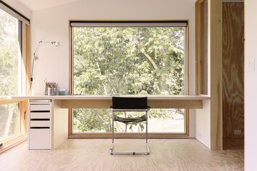 Estudio artístico Anchorage Road / Ballman Khapalova - Fotografía interior, Madera, Mesas, Sillas