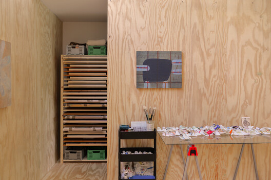 Estudio artístico Anchorage Road / Ballman Khapalova - Fotografía interior, Madera, Estanterías