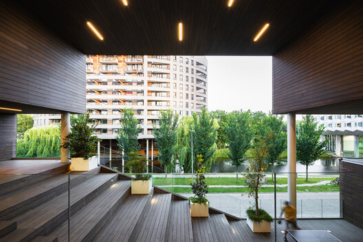 Suíte 9 no Campus da Universidade de Tecnologia de Delft / Studioninedots - Fotografia de Interiores, Madeira, Terraço, Jardim, Balcão