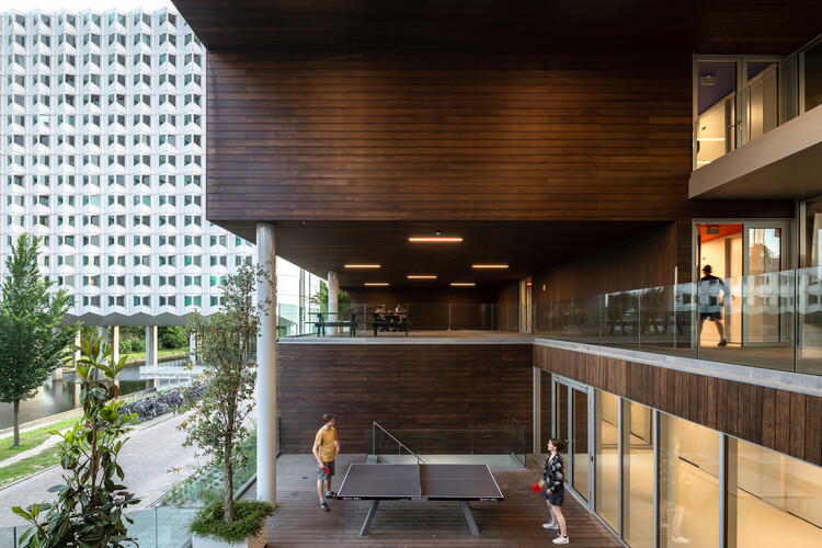 Suíte 9 no Campus da Universidade de Tecnologia de Delft / Studioninedots - Fotografia de Interiores, Cadeira