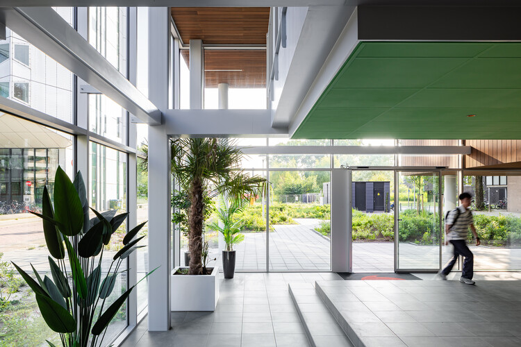 Suíte 9 no Campus da Universidade de Tecnologia de Delft / Studioninedots - Fotografia de Interiores, Vidro, Aido, Balcão