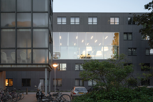 Suíte 9 no Campus da Universidade de Tecnologia de Delft / Studioninedots - Fotografia de Exterior, Vidro