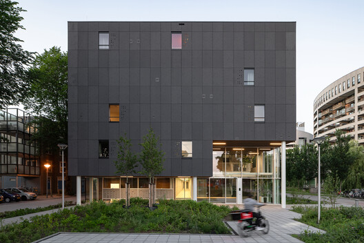 Suíte 9 no Campus da Universidade de Tecnologia de Delft / Studioninedots - Fotografia de Exterior, Fachada, Vidro, Concreto