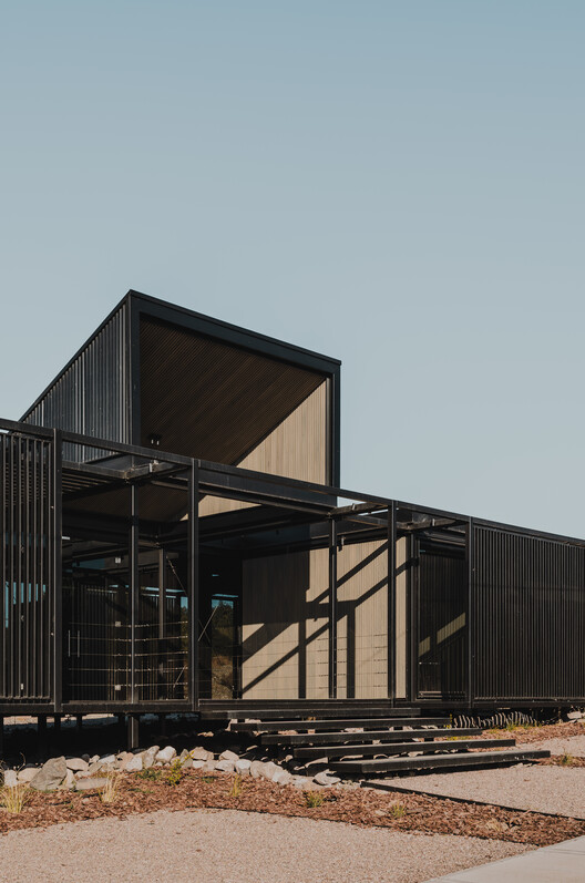 Pavilio de negocios corto - Centro de visitantes / FP / ARQS. - Fotografía al aire libre