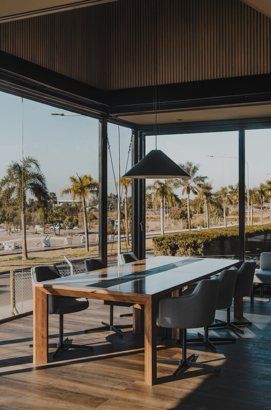 Pavilio de negocios corto - Centro de visitantes / FP / ARQS. - Fotografía interior, madera, mesa, silla, iluminación, vidrio