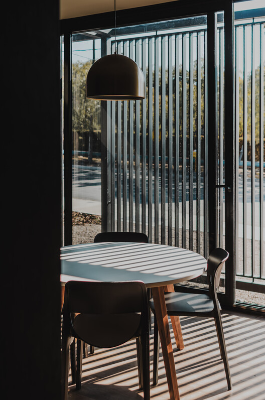 Pavilio de negocios corto - Centro de visitantes / FP / ARQS. - Fotografía interior, madera, sillas, vidrio