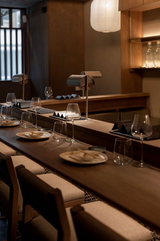 UKE Restaurante  / ESTUDIOLOCAL - Fotografía interior, Madera, Mesas