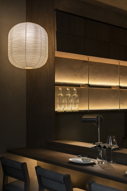 UKE Restaurante  / ESTUDIOLOCAL - Fotografía interior, Madera, Iluminación, Mesas, Vidrio, Sillas