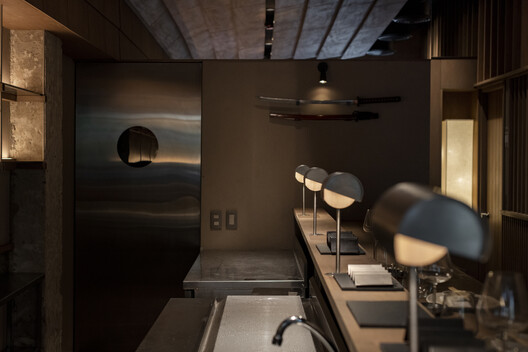 UKE Restaurante  / ESTUDIOLOCAL - Fotografía interior, Cocina, Madera, Iluminación, Encimera, Tarjas