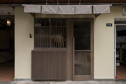 UKE Restaurante  / ESTUDIOLOCAL - Fotografía interior, Madera, Puerta, Balcón