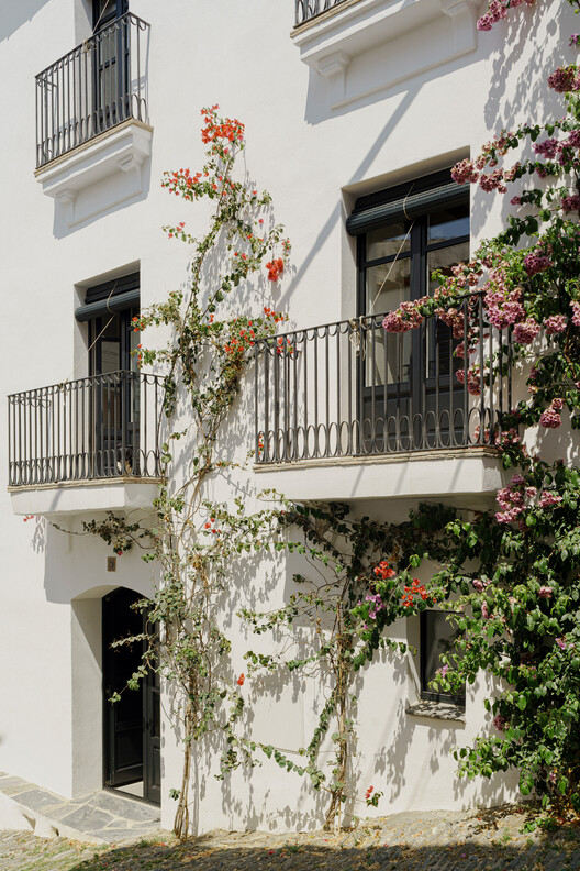 Casa de pescadores en Cadqués / Bea Portabella + Jordi Pagès - Fotografía exterior, Balcón, Puerta