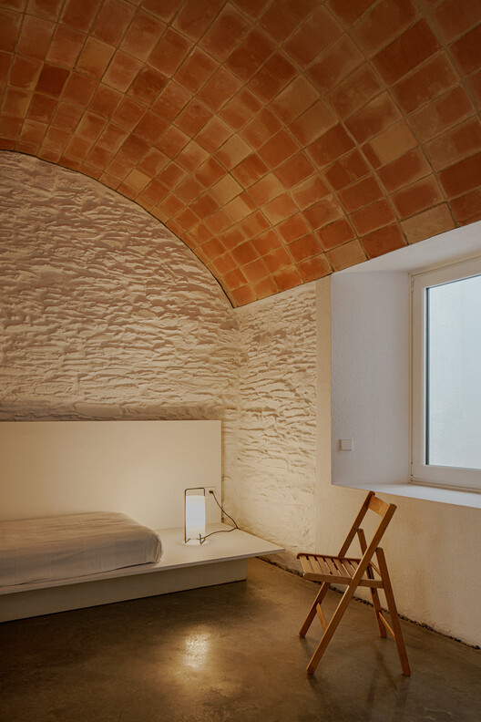 Fisherman's House de Cadax/Bepatabela + Jordi Pagès - Fotografía interior, madera, iluminación, dormitorio, cama
