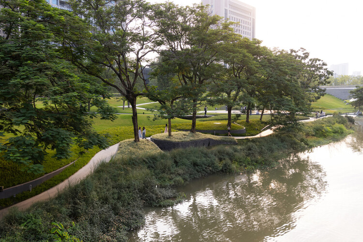 Pazhou South Waterfront Park/SWA Group: fotografía al aire libre, borde costero, jardín