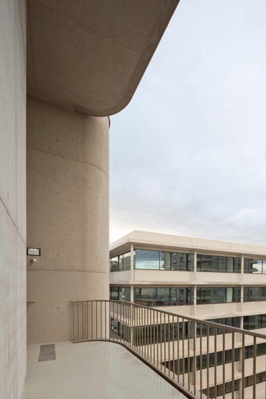Lyon Social Housing, Convergence/Tatiana Bilbao Estudios Fotografía interno, concreto, balcón