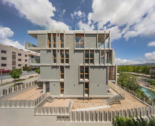 Apartamentos ESPAI NATURA / BAILORULL Apartamentos ESPAI NATURA / BAILORULL - Fotografía exterior, Balcón, Concreto