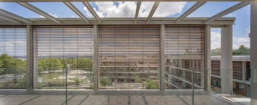 Apartamentos ESPAI NATURA / BAILORULL Apartamentos ESPAI NATURA / BAILORULL - Fotografía exterior, Vidrio, Fijación Vigas