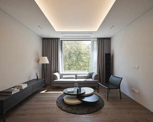 Maison Le Sommet / Chiasmus Partners - Interior Photography, Living Room, Wood, Sofa, Lighting, Table
