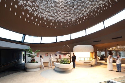 Abrigos no Jardim em Declive / RAD+ar (Research Artistic Design + architecture) - Fotografia de Interiores, Sala de Estar, Iluminação