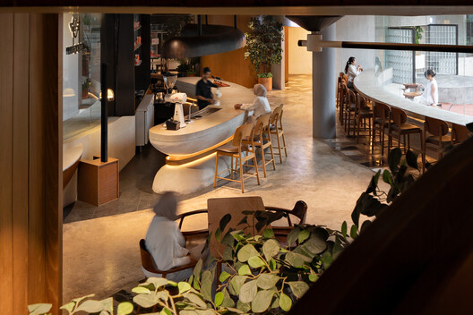 Abrigos no Jardim em Declive / RAD+ar (Research Artistic Design + architecture) - Fotografia de Interiores, Sala de Jantar, Madeira, Iluminação, Cadeira