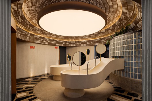 Abrigos no Jardim em Declive / RAD+ar (Research Artistic Design + architecture) - Fotografia de Interiores, Banheiro, Iluminação