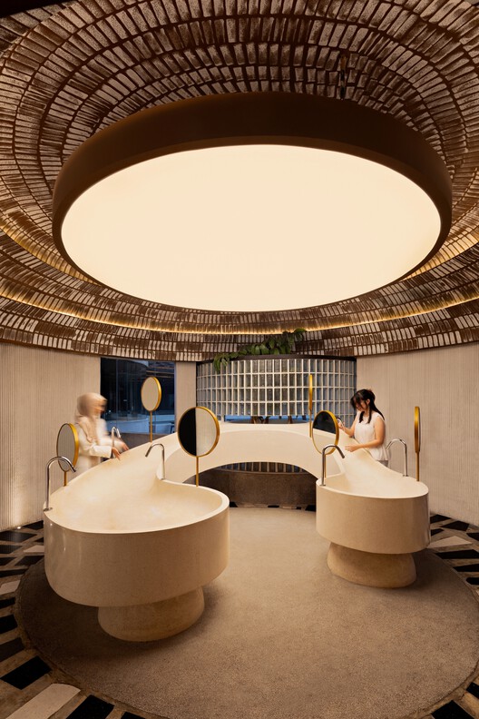 Abrigos no Jardim em Declive / RAD+ar (Research Artistic Design + architecture) - Fotografia de Interiores, Banheiro, Iluminação