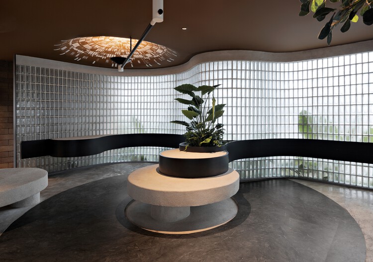 Abrigos no Jardim em Declive / RAD+ar (Research Artistic Design + architecture) - Fotografia de Interiores, Banheiro, Iluminação