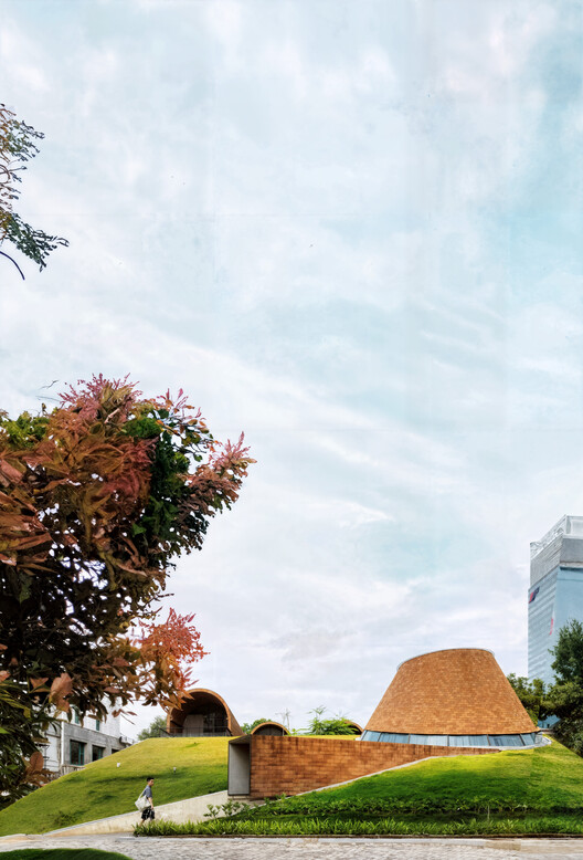 Abrigos no Jardim em Declive / RAD+ar (Research Artistic Design + architecture) - Fotografia de Exterior