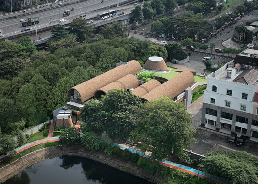 Abrigos no Jardim em Declive / RAD+ar (Research Artistic Design + architecture) - Fotografia de Exterior