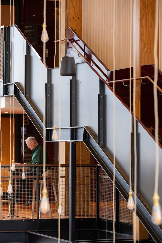 宫廷剧院 / Haworth Tompkins - 室内图, 木头, 楼梯, 扶手, 玻璃, 钢