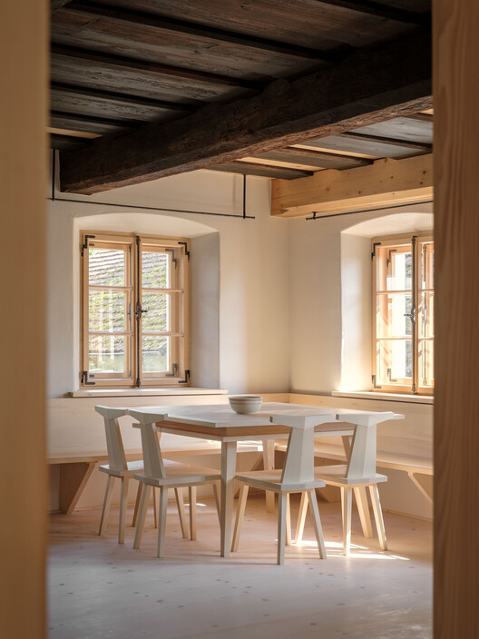 Techo elevado de la casa/Maximilian Hartinger Architekt - Fotografía interior, comedor, madera, sillas