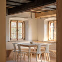 Techo elevado de la casa/Maximilian Hartinger Architekt - Fotografía interior, comedor, madera, sillas