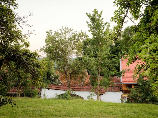 Casa com Telhado Elevado / Maximilian Hartinger Architekt - Fotografia de Exterior, Jardim
