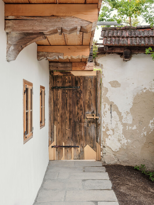 Casa com Telhado Elevado / Maximilian Hartinger Architekt - Fotografia de Interiores, Madeira, Porta, Concreto