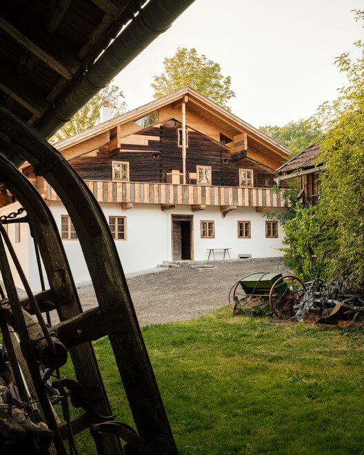 Casa com Telhado Elevado / Maximilian Hartinger Architekt - Fotografia de Exterior, Madeira