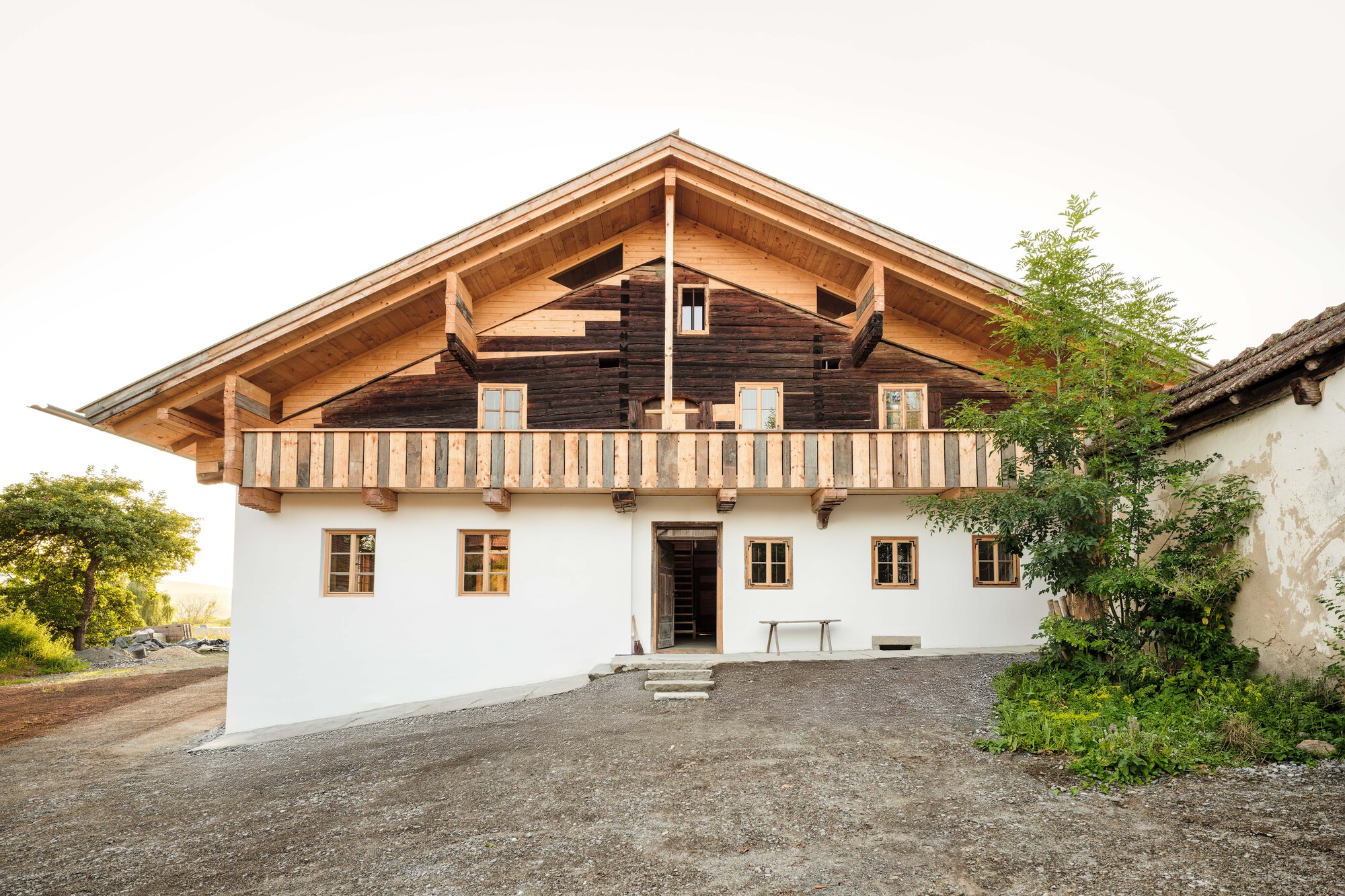 House with an Elevated Roof / Maximilian Hartinger Architekt