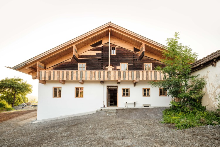 Casa com Telhado Elevado / Maximilian Hartinger Architekt - Remodelação