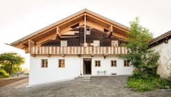 House with an Elevated Roof / Maximilian Hartinger Architekt
