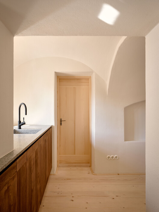 Casa com Telhado Elevado / Maximilian Hartinger Architekt - Fotografia de Interiores, Madeira