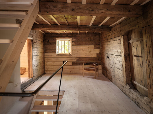 Casa com Telhado Elevado / Maximilian Hartinger Architekt - Fotografia de Interiores, Madeira, Viga