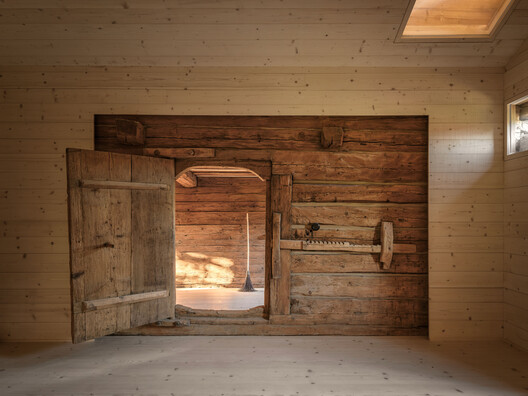 Casa com Telhado Elevado / Maximilian Hartinger Architekt - Fotografia de Interiores, Madeira, Viga