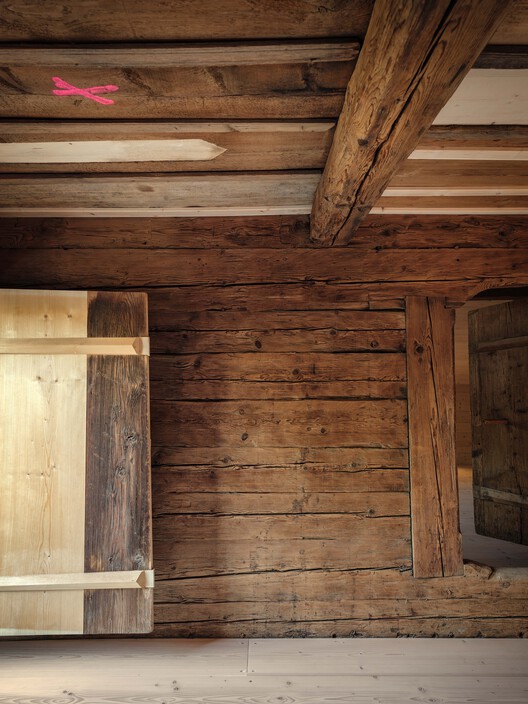 Casa com Telhado Elevado / Maximilian Hartinger Architekt - Fotografia de Interiores, Madeira, Viga